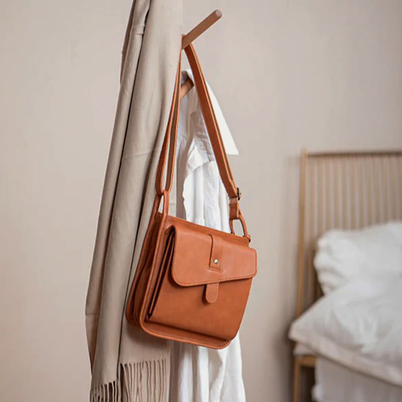 Kleine Umhängetasche aus weichem, gekrispeltem veganen Leder im Vintage-Stil mit mehreren Taschen