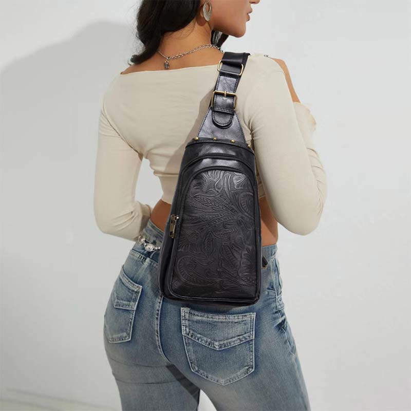 Schultertasche aus Kunstleder mit Nieten im Retro-Stil mit graviertem Muster