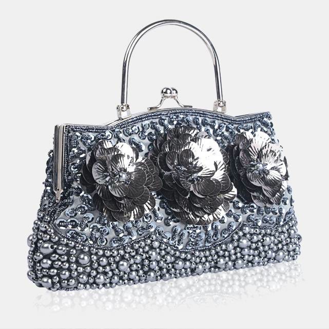 Abendtasche mit Perlen und Pailletten sowie Blumen