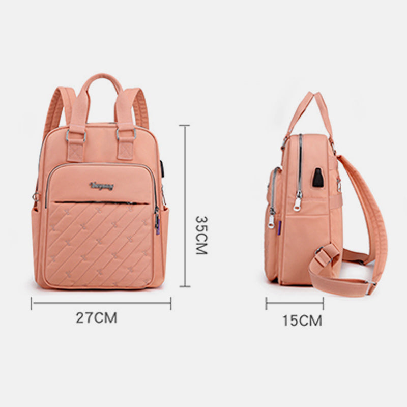 Leichter Rucksack mit Prägestickerei und USB-Ladeanschluss