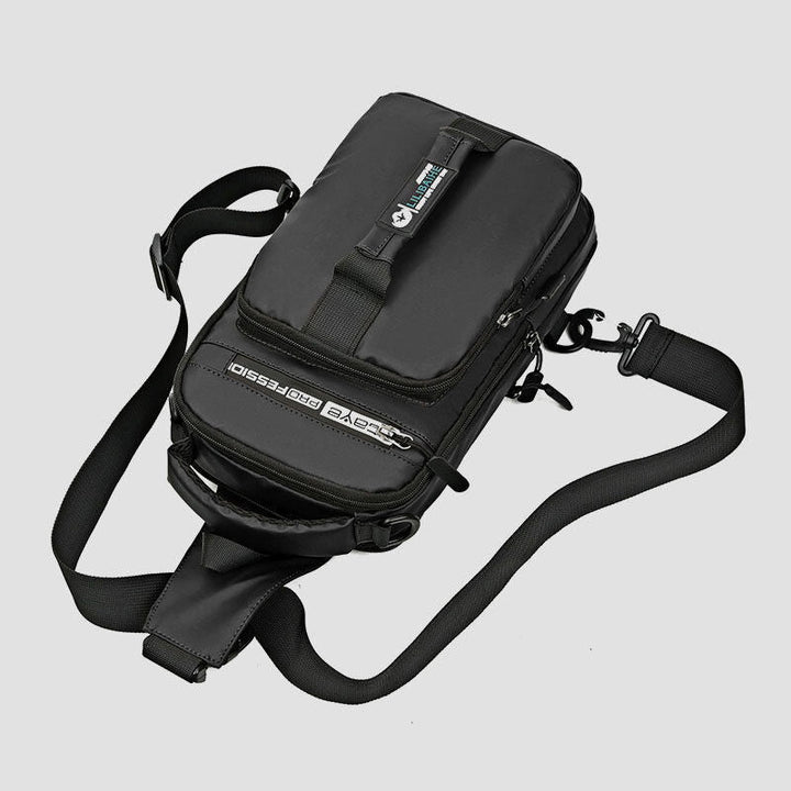 Wasserdichte, großvolumige Schultertasche mit mehreren Tragemöglichkeiten und USB-Ladeanschluss