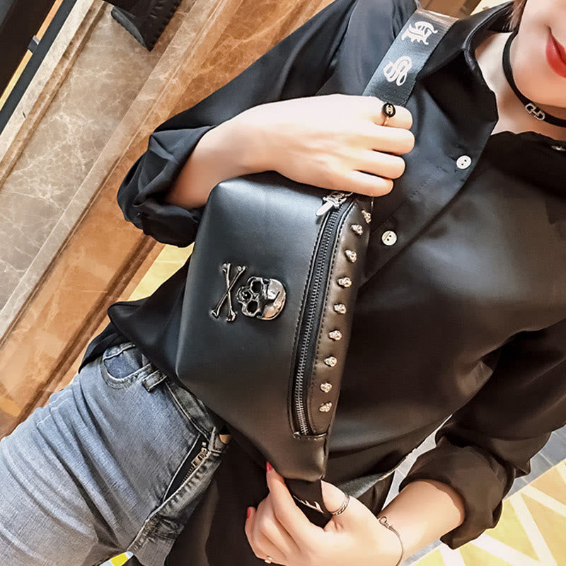 Gürteltasche im Punk-Stil mit Totenkopf und Nietengürtel, Brusttasche