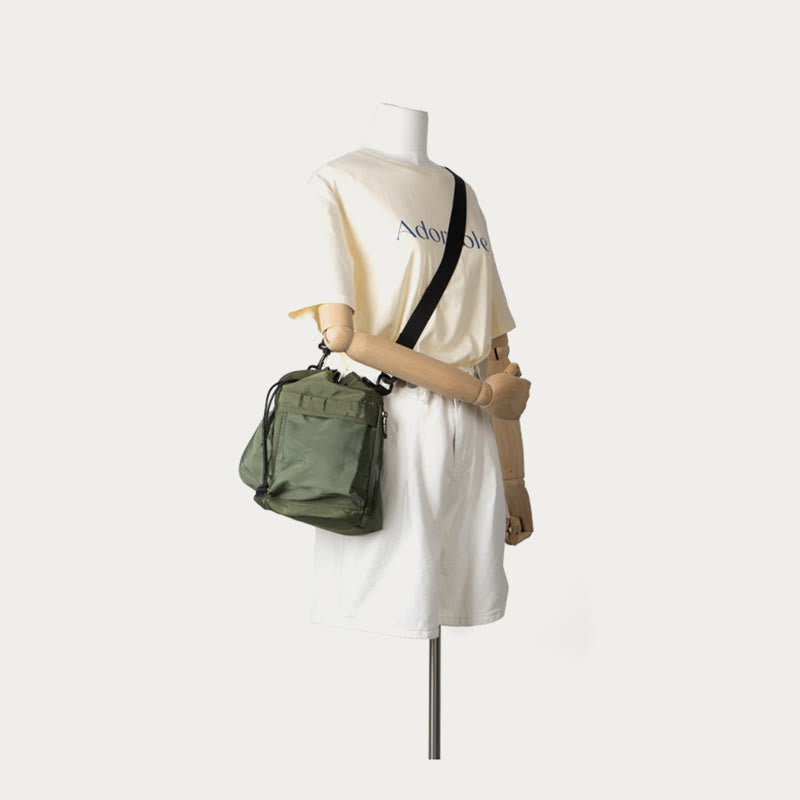 Leichte Beuteltasche mit Tragegriff oben und Umhängegurt