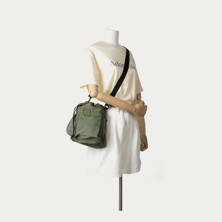 Leichte Beuteltasche mit Tragegriff oben und Umhängegurt