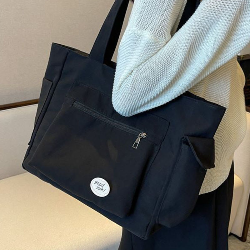 Tragetasche für Damen, schlichte Schultertasche mit Abzeichen-Dekor