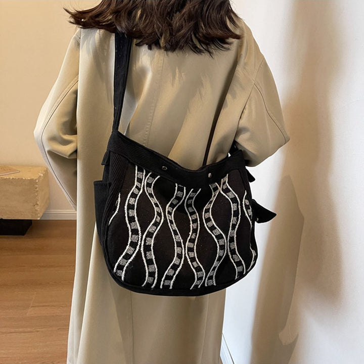 Umhängetasche mit gedrehtem Muster, breiter Riemen und magnetischer Schnalle