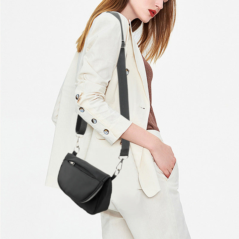 Halbmondförmige Umhängetasche für Damen, minimalistische, einfarbige Nylon-Geldbörse