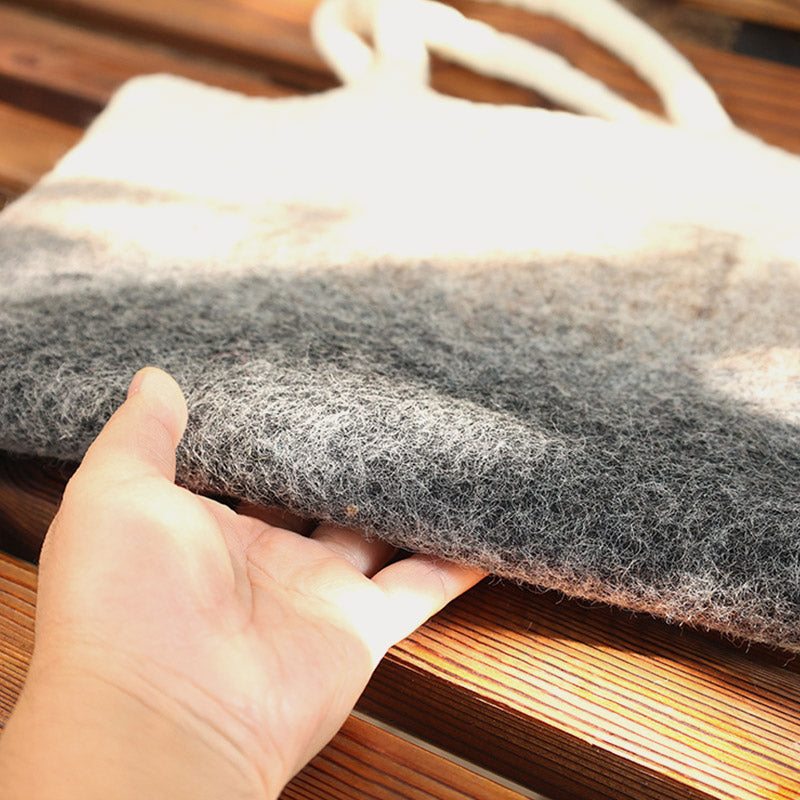 Natürliche, farblich passende Handtasche für Damen aus Wollfilz