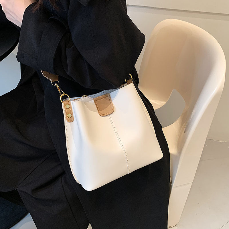 Umhängetasche aus veganem Leder mit breiten Riemen für Damen