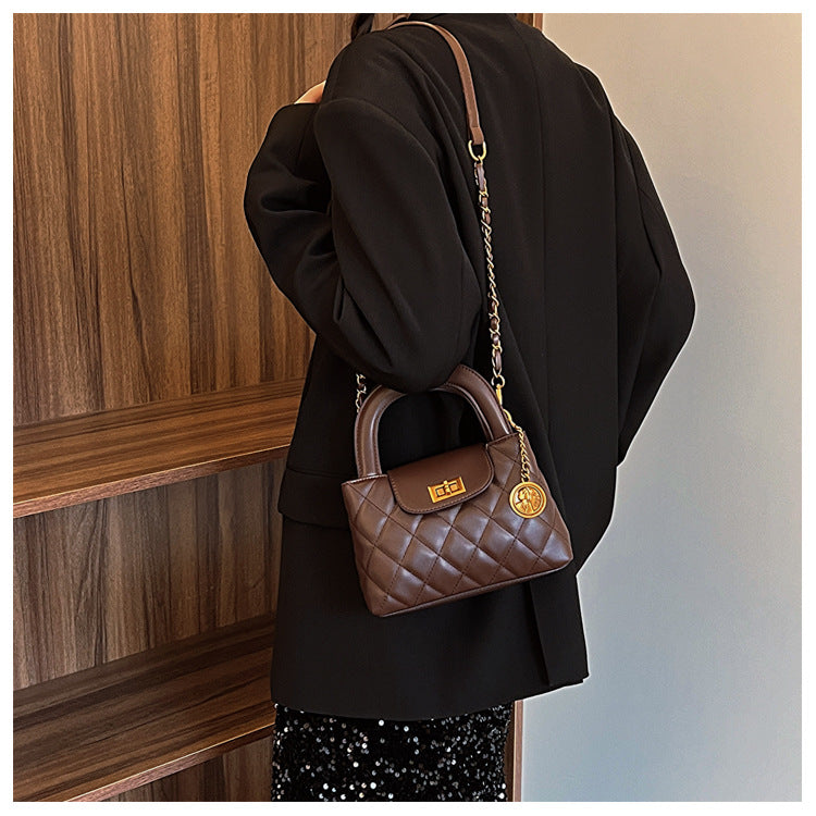 Elegante Umhängetasche aus veganem Leder mit Kette für Damen