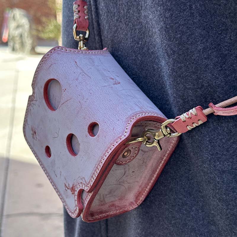 Süße Mini-Umhängetasche in Käseform aus pflanzlich gegerbtem Leder
