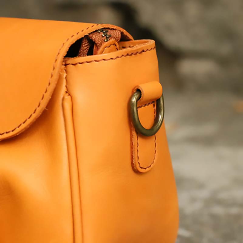 Kleine Umhängetasche aus weichem Leder für Damen mit zwei Schulterriemen
