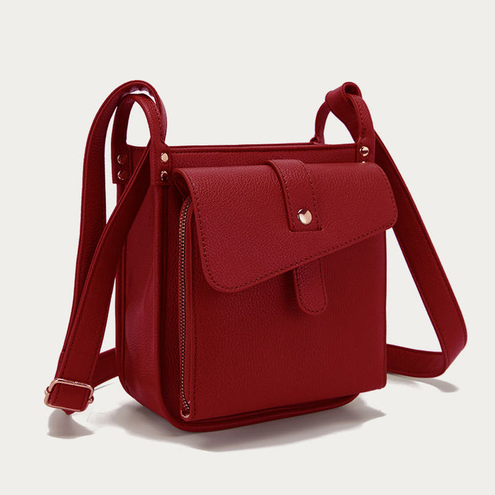 Kleine Umhängetasche aus weichem, gekrispeltem veganen Leder im Vintage-Stil mit mehreren Taschen