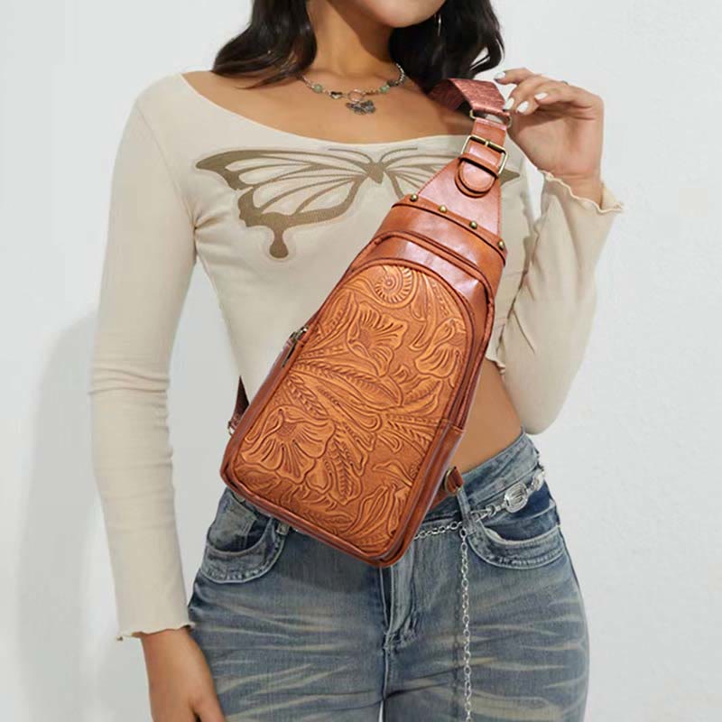 Schultertasche aus Kunstleder mit Nieten im Retro-Stil mit graviertem Muster