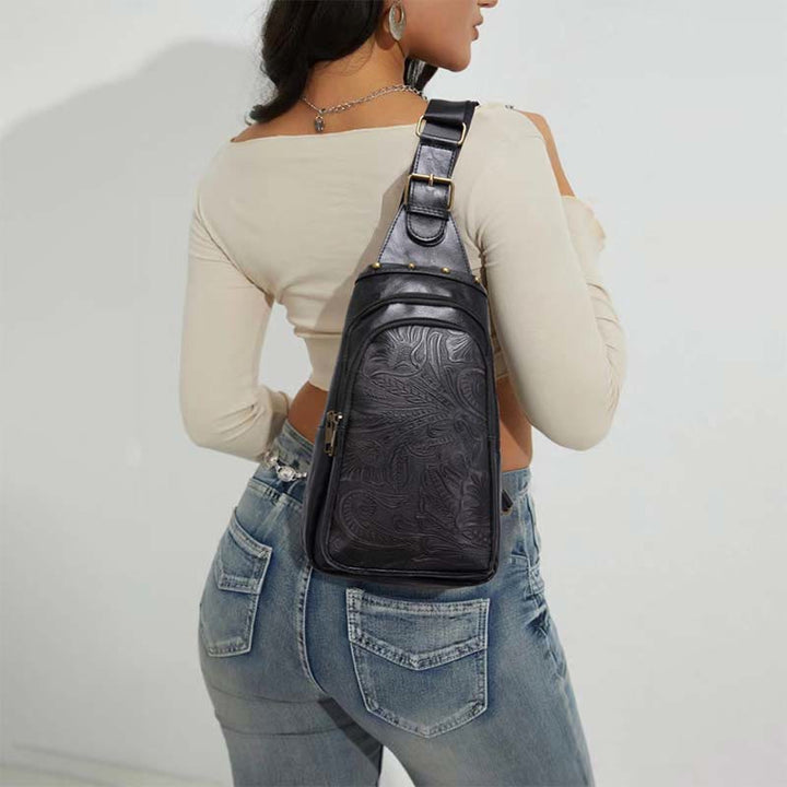 Schultertasche aus Kunstleder mit Nieten im Retro-Stil mit graviertem Muster