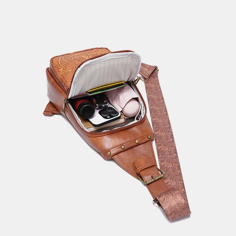 Schultertasche aus Kunstleder mit Nieten im Retro-Stil mit graviertem Muster
