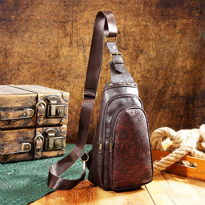 Schultertasche aus Kunstleder mit Nieten im Retro-Stil mit graviertem Muster