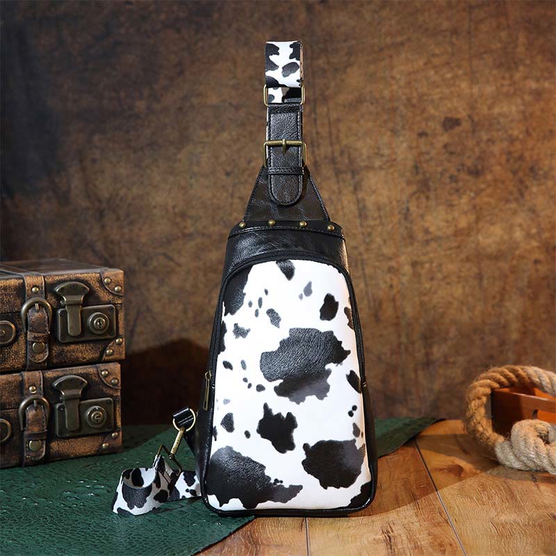 Schultertasche aus Kunstleder mit Nieten im Retro-Stil mit graviertem Muster