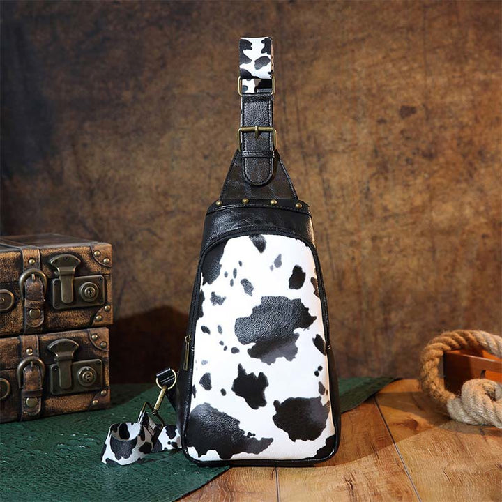 Schultertasche aus Kunstleder mit Nieten im Retro-Stil mit graviertem Muster