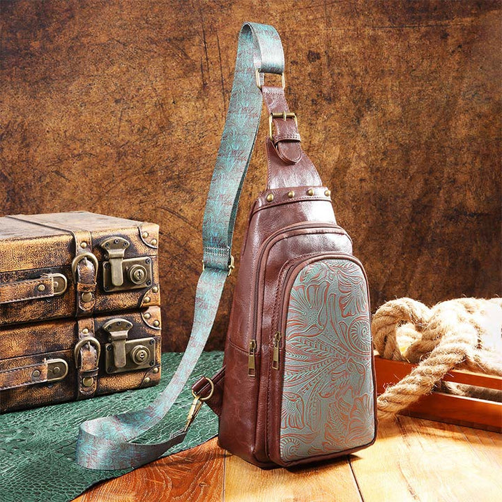 Schultertasche aus Kunstleder mit Nieten im Retro-Stil mit graviertem Muster