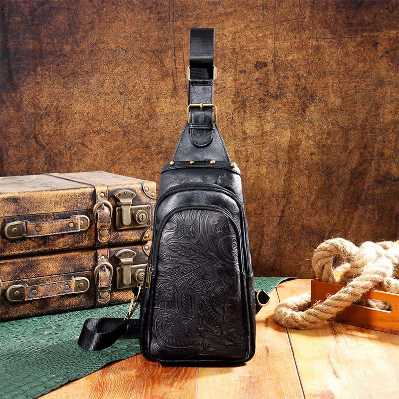 Schultertasche aus Kunstleder mit Nieten im Retro-Stil mit graviertem Muster