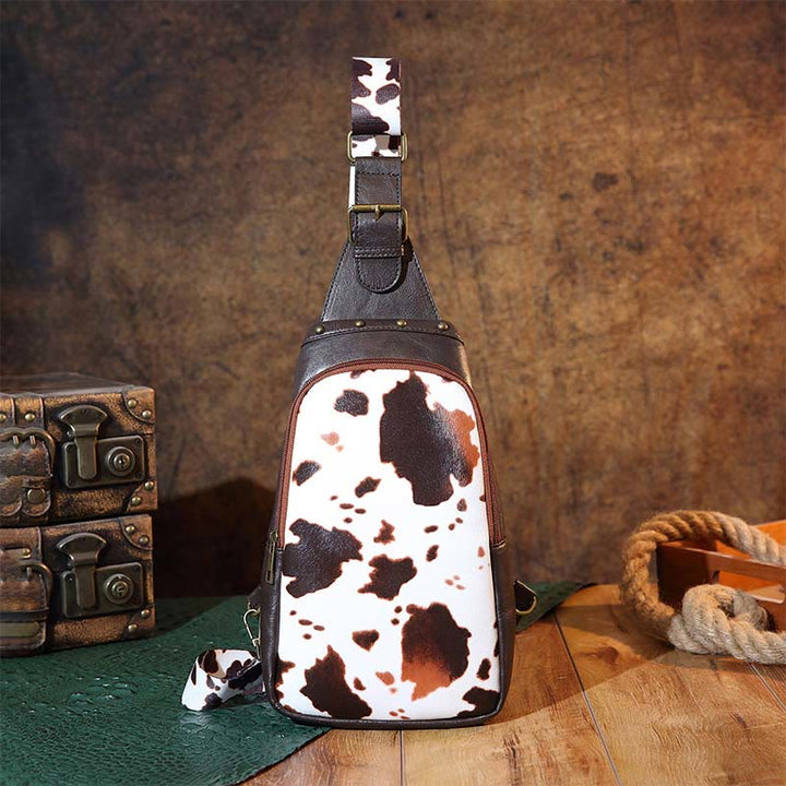 Schultertasche aus Kunstleder mit Nieten im Retro-Stil mit graviertem Muster