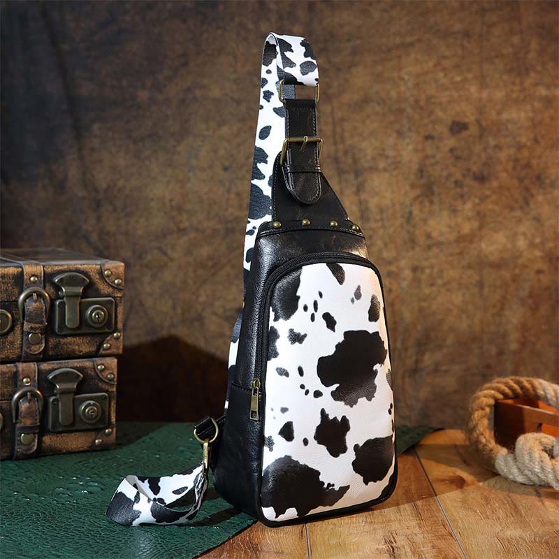 Schultertasche aus Kunstleder mit Nieten im Retro-Stil mit graviertem Muster