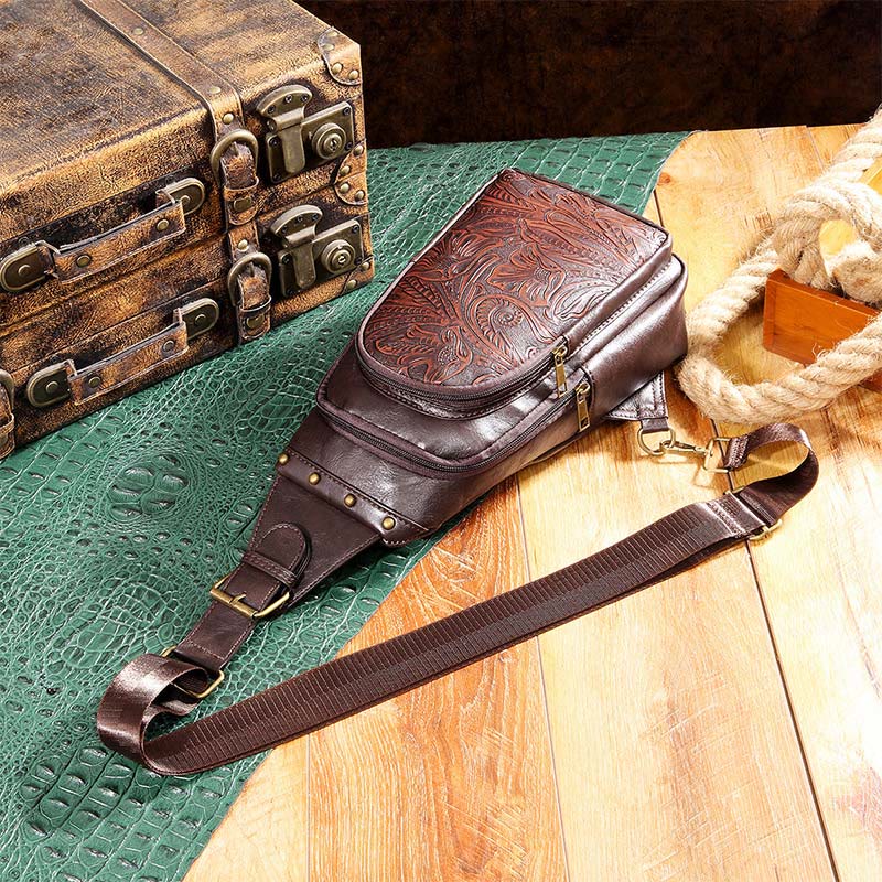 Schultertasche aus Kunstleder mit Nieten im Retro-Stil mit graviertem Muster