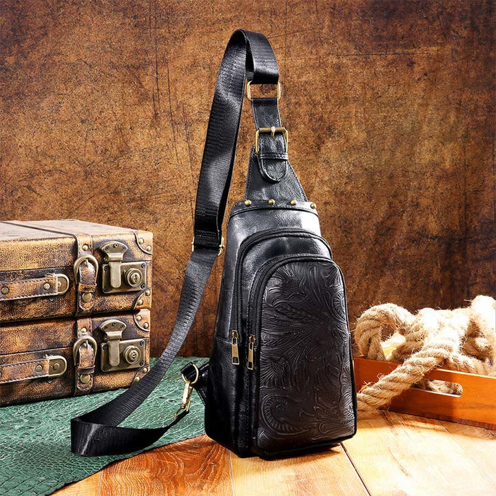Schultertasche aus Kunstleder mit Nieten im Retro-Stil mit graviertem Muster