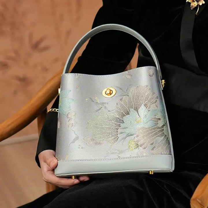 Elegante Handtasche aus Maulbeerseide mit Lotusstickerei, Leder 