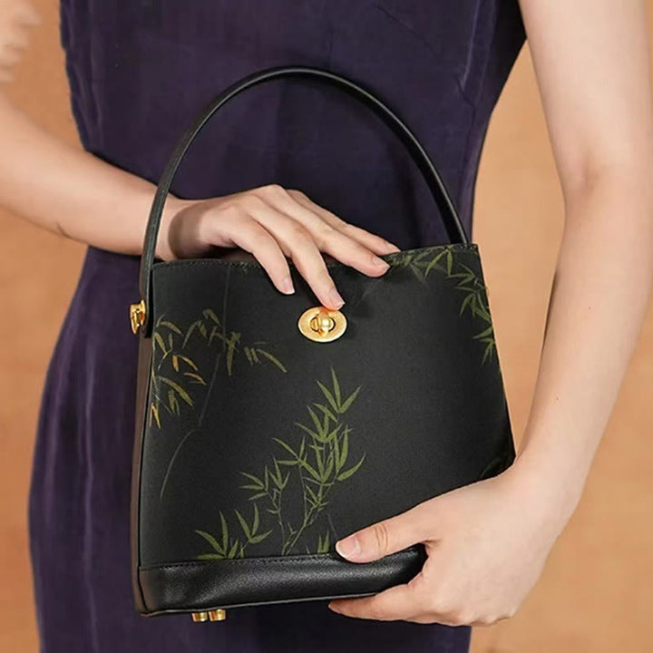 Elegante Handtasche aus Maulbeerseide mit Lotusstickerei, Leder 