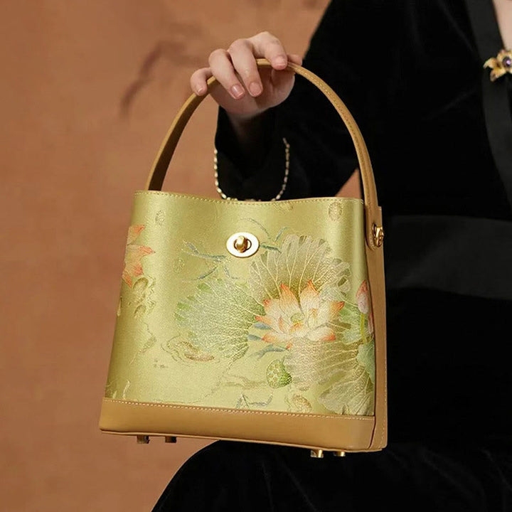 Elegante Handtasche aus Maulbeerseide mit Lotusstickerei, Leder 