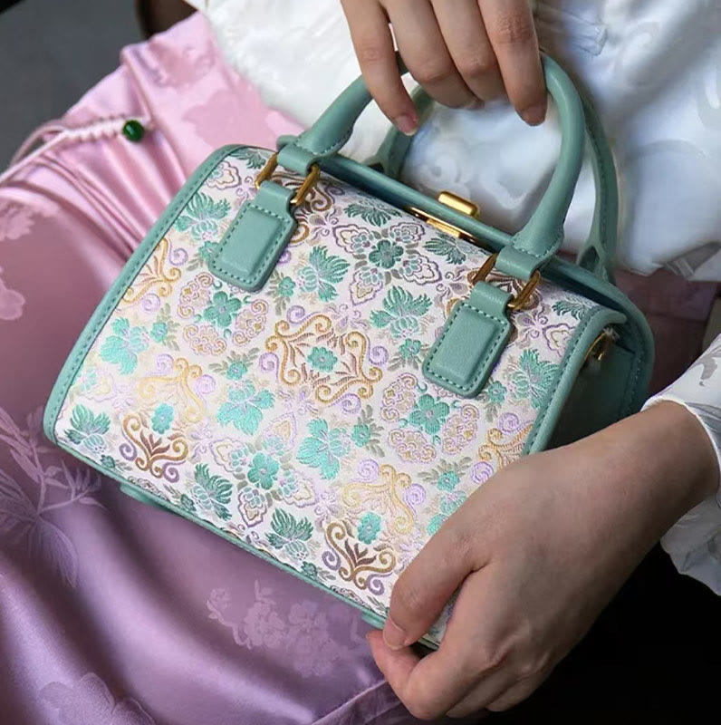 Kleine quadratische Tasche aus echtem Leder mit Stickerei