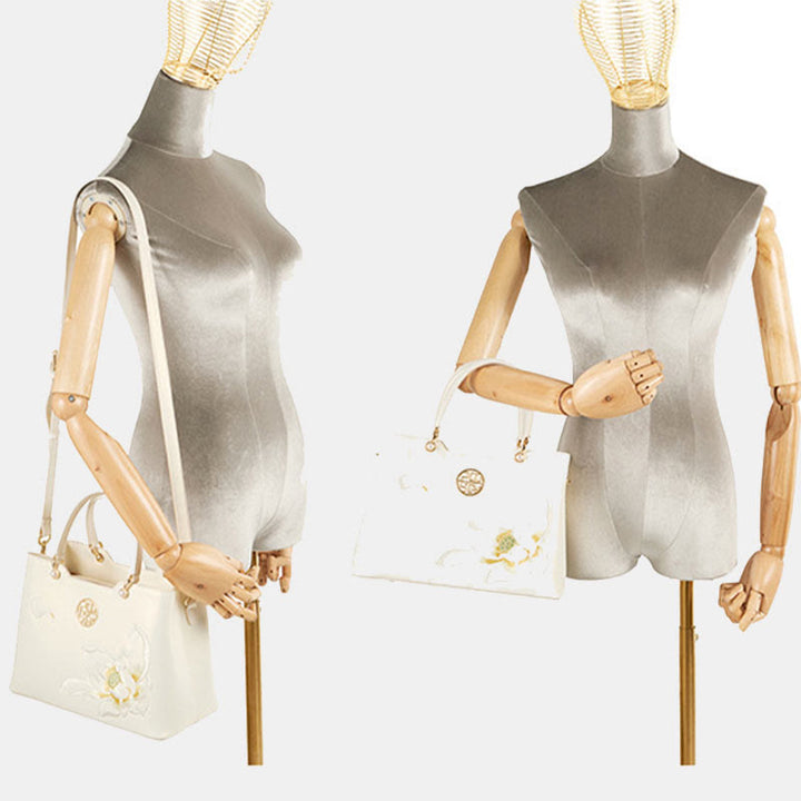 Handtasche aus perlmuttfarbenem, weißem Leder mit Lotusstickerei