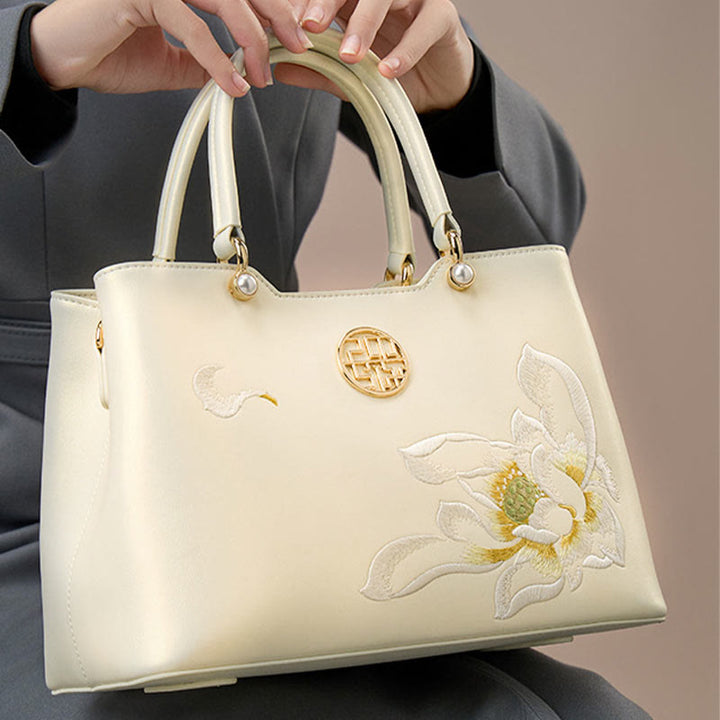 Handtasche aus perlmuttfarbenem, weißem Leder mit Lotusstickerei