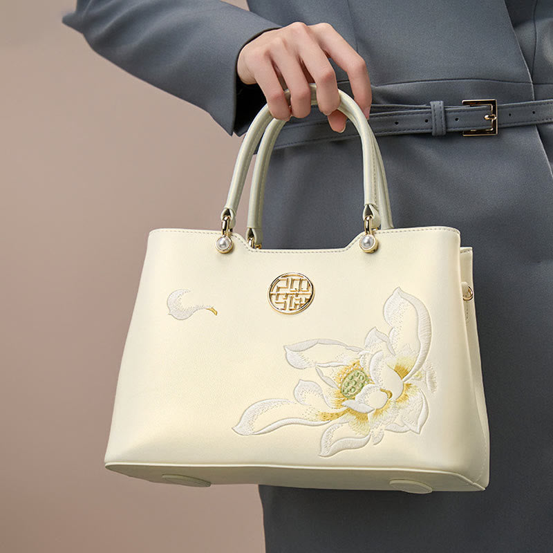 Handtasche aus perlmuttfarbenem, weißem Leder mit Lotusstickerei