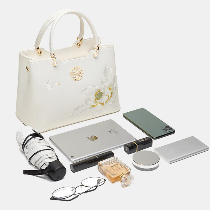 Handtasche aus perlmuttfarbenem, weißem Leder mit Lotusstickerei