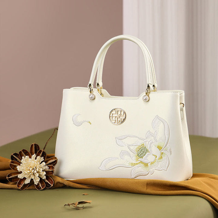 Handtasche aus perlmuttfarbenem, weißem Leder mit Lotusstickerei