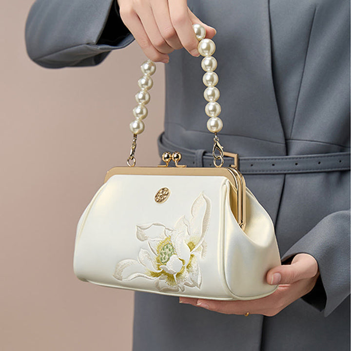 Abendtasche mit Perlenkette und Lotusstickerei