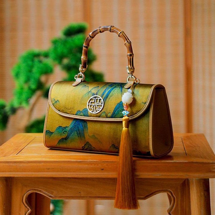 XiangYunSha Abendtasche aus Seide mit Bergmalerei und Bambusgriff