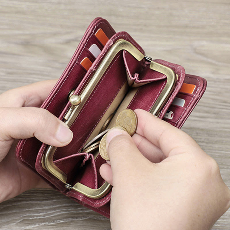 Dreifach faltbare Lederbrieftasche mit RFID-Schutz und Kiss-Lock-Münzfach