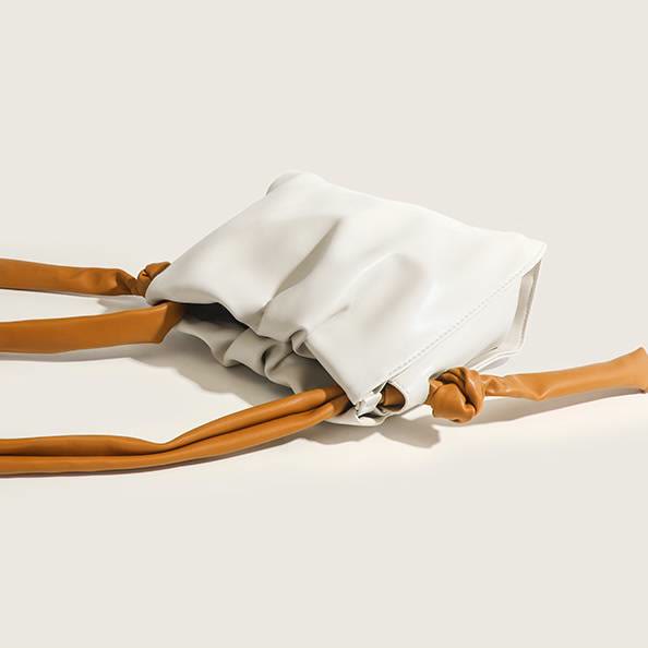Elegante Umhängetasche für Damen aus weichem Leder mit Wolkenmuster