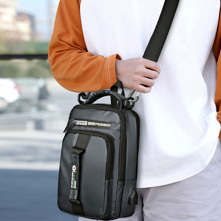 Wasserdichte, großvolumige Schultertasche mit mehreren Tragemöglichkeiten und USB-Ladeanschluss