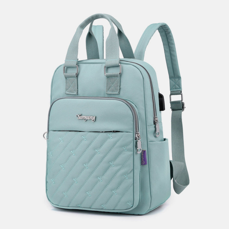 Leichter Rucksack mit Prägestickerei und USB-Ladeanschluss