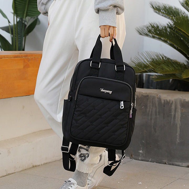 Leichter Rucksack mit Prägestickerei und USB-Ladeanschluss