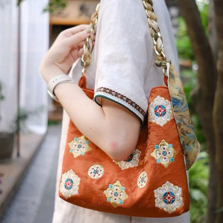 Bestickte Blumenhandtasche für Damen, helle Farbe, weiche Unterarmtasche