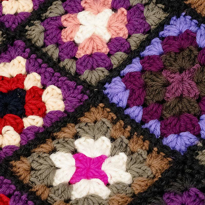Gestrickte Handtasche mit Blumen-Patchwork-Muster und Bambusgriff
