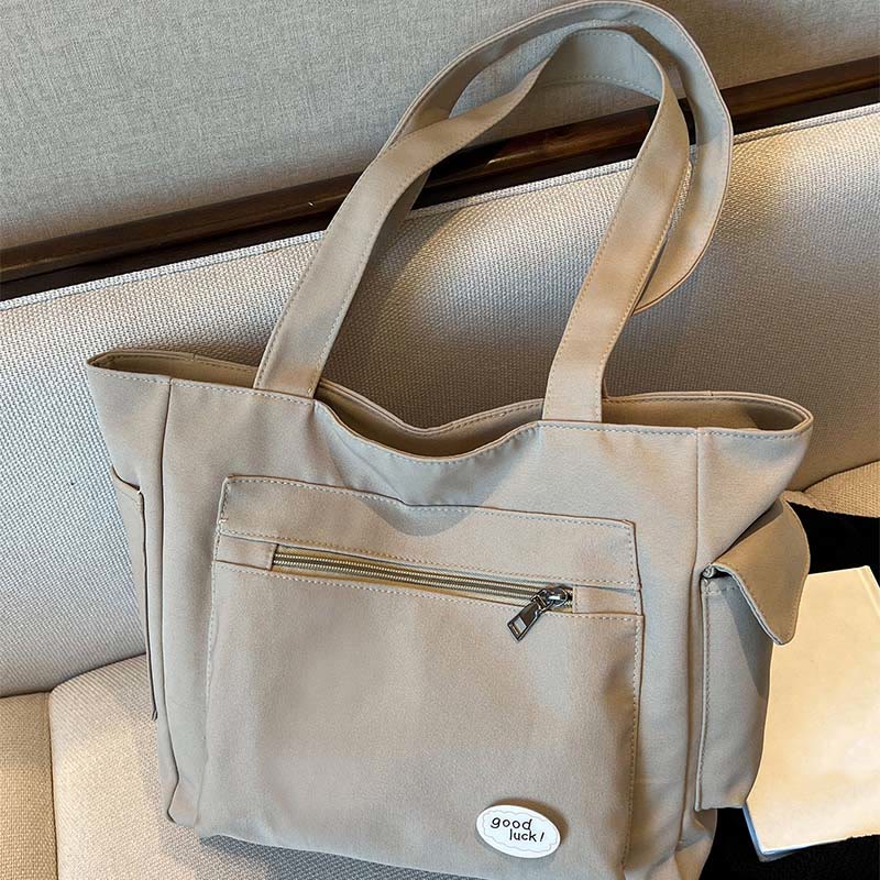 Tragetasche für Damen, schlichte Schultertasche mit Abzeichen-Dekor