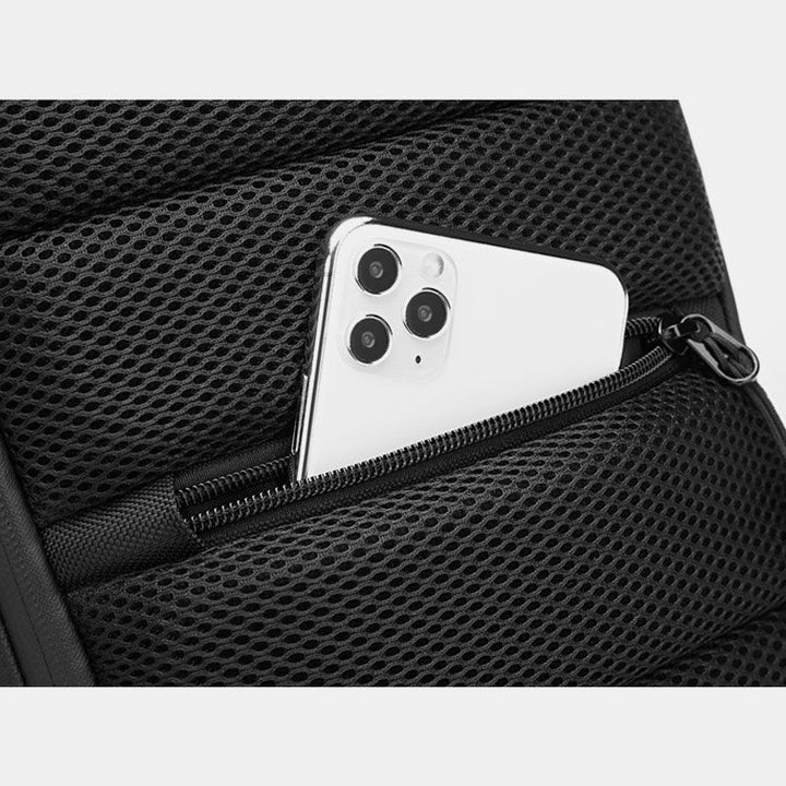 Wasserabweisende Schultertasche mit USB-Ladeanschluss