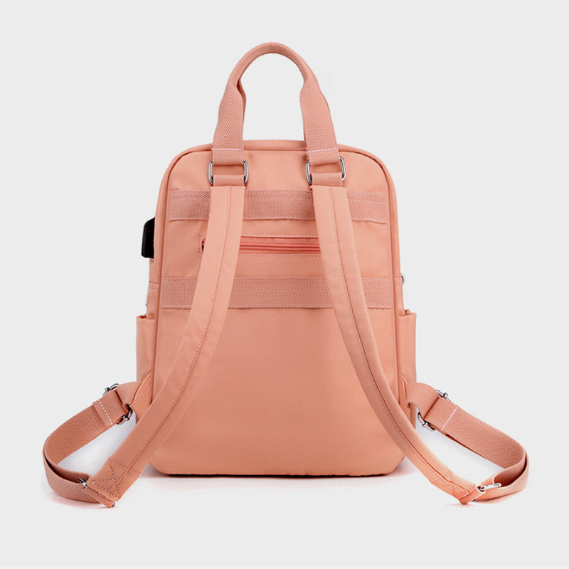 Leichter Rucksack mit Prägestickerei und USB-Ladeanschluss